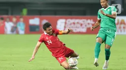 Yakob Sayuri mengawali keunggulan Indonesia di menit ke-6, kemudian disusul dengan gol Dendy Sulistyawan (11) dan Rzky Ridho (43). (Liputan6.com/Herman Zakharia)