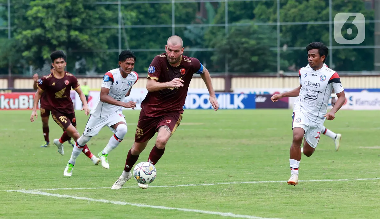 Pemain PSM Makassar, Willem Jan Pluim saat melawan Arema FC pada laga BRI Liga 1 di Stadion PTIK, Jakarta, Sabtu (4/2/2023). PSM Makassar menang dengan skor 1-0. (Bola.com/M. Iqbal Ichsan)
