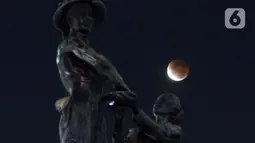 Proses terjadinya gerhana bulan terlihat dari kawasan Patung Pahlawan atau Tugu Tani, Jakarta, Rabu (26/5/2021). Badan Meteorologi Klimatologi Geofisika (BMKG) menyebutkan pada hari ini, Rabu (26/5) terjadi fenomena alam gerhana bulan atau super blood moon. (Liputan6.com/Helmi Fithriansyah)