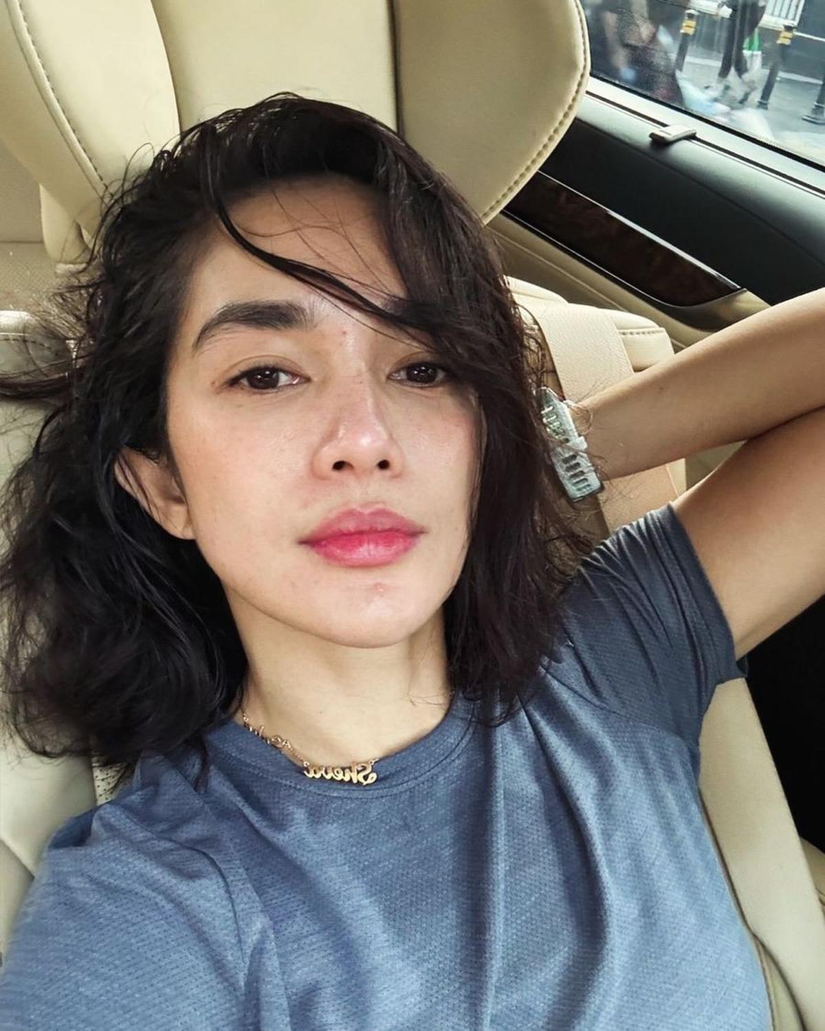 Meskipun biasanya tampil dengan rambut panjang, penampilannya semakin menawan dan awet muda dengan gaya rambut pendek yang baru.<br>