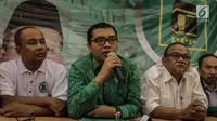 Wakil Sekjen DPP PPP Bidang Organisasi, Keanggotaan dan Kaderisasi Achmad Baidowi  (kedua kiri) memberikan keterangan saat konferensi pers terkait pendudukan gedung kantor DPP PPP di Jalan Diponegoro, Jakarta, Selasa (12/12). (Liputan6.com/Faizal Fanani)