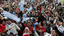 Kemenangan tim Tango atas Iran 1-0 di Stadion Mineirao, Belo Horizonte, Brasil (21/6/2014), dirayakan ribuan warga Argentina di Buenos Aires. (REUTERS/Enrique Marcarian)