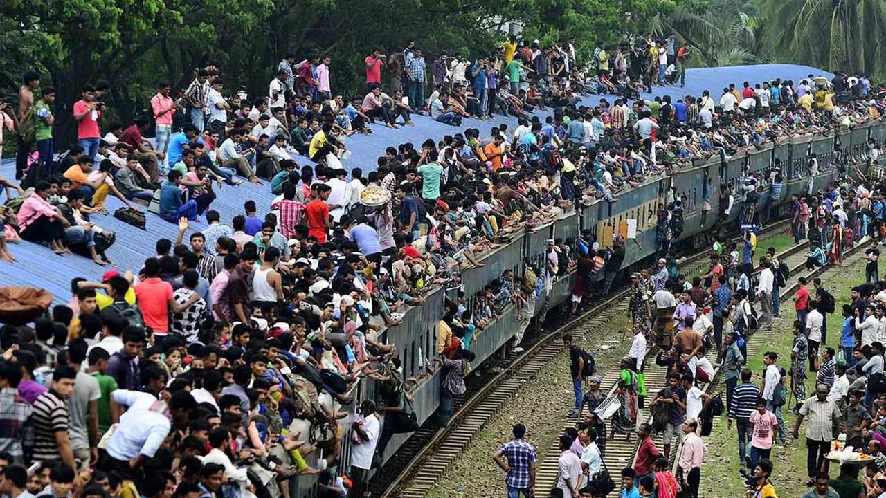 Di Indonesia, momen Hari Raya Idulfitri selalu identik dengan mudik. Ratusan ribu orang berbondong-bondong meninggalkan kota perantauannya untuk merayakan Lebaran bersama keluarga di kampung halaman.

Tak hanya di Indonesia, tradisi mudik Lebaran ini ju