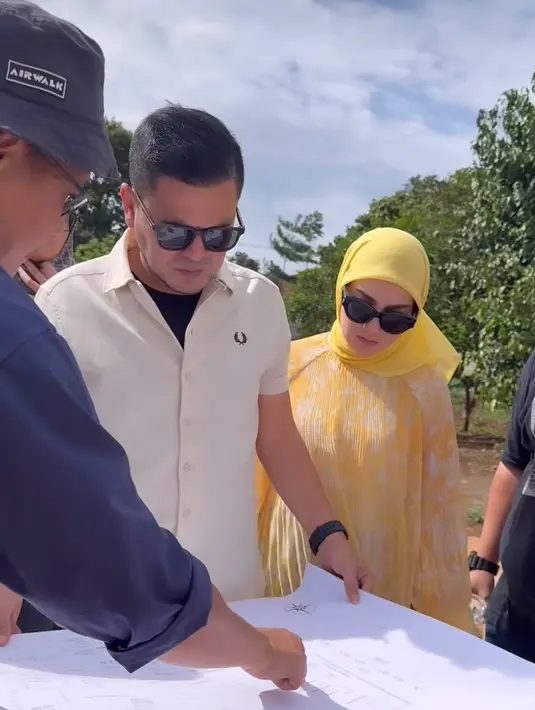 Haldy Sabri sendiri merupakan pengusaha sukses asal Aceh dengan bisnis di berbagai bidang. Ia memiliki HAS Putra yang bergerak di distribusi dan pemasaran, HAS Klinik, hingga perusahaan minyak. Kekayaannya yang melimpah membuatnya dikenal sebagai pengusaha dengan banyak lini bisnis menjanjikan.  (Liputan6.com/IG/@haldy_sabri)