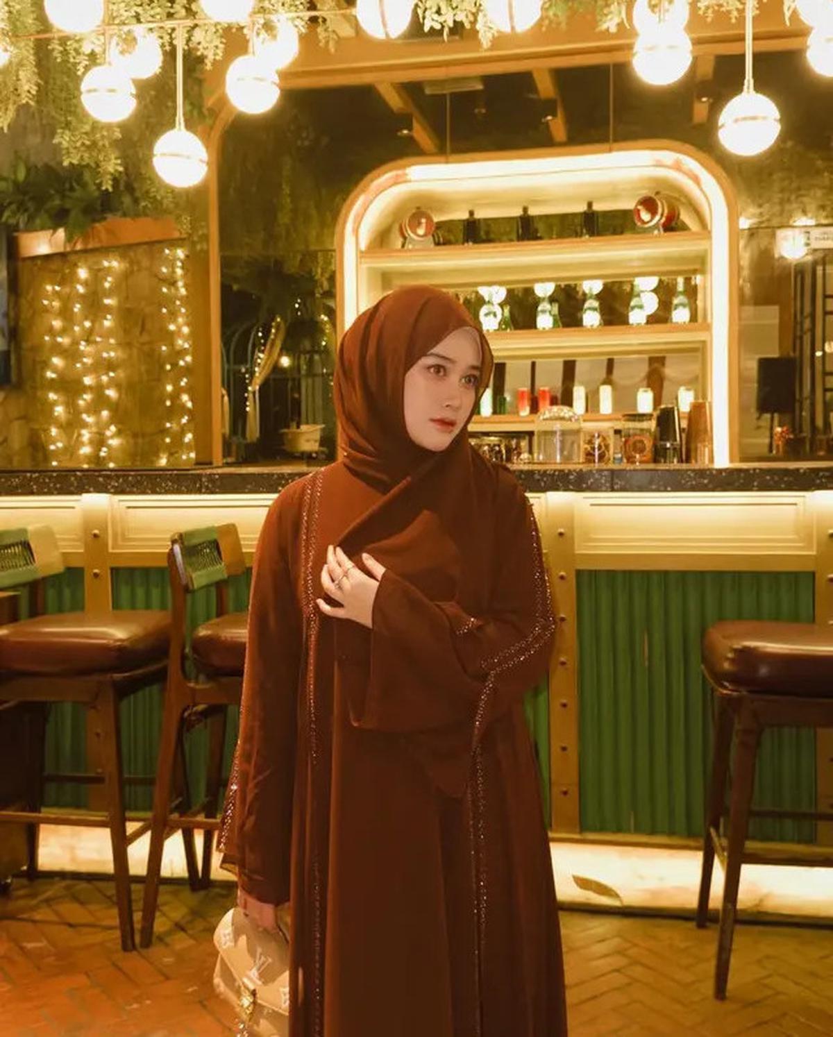 6 Inspirasi Model Gamis ala Khansa Mariska Istri Gus Azmi, Tampil Syar'i tapi Tetap Kekinian