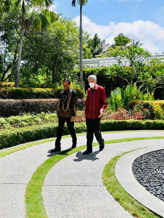 Presiden Joko Widodo (kiri) saat menerima kunjungan PM Singapura Lee Hsien Loong di The Sanchaya Resort Bintan, Kabupaten Bintan, Provinsi Kepulauan Riau, Selasa (25/1/2022). Kehadiran PM Lee di Bintan ini untuk menghadiri Leaders’ Retreat Indonesia-Singapura. (Laily Rachev/Biro Pers Setpres)
