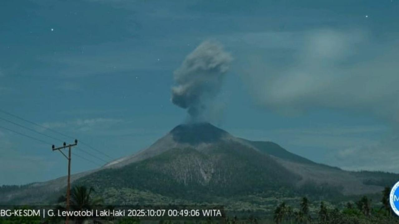 Fakta Erupsi: Kolom Abu Gunung Lewotobi Laki-laki Capai 2000 Meter Dini Hari Tadi