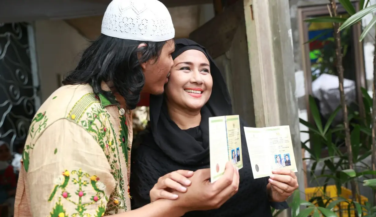 Keseriusan Mayky Wongkar hingga membuat Ria Irawan berpikir ulang dan luluh juga. Ria awalnya mengaku kasihan, hingga akhirnya timbul rasa cinta. Baru lamaran ke lima diterima. (Adrian Putra/Bintang.com)
