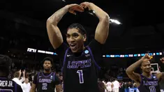 Pebasket Indonesia, Derrick Michael merayakan kemenangan timnya, Grand Canyon Antelopes setelah mengalahkan Saint Mary pada putaran pertama Divisi I NCAA yang berlangsung di Spokane Veterans Memorial Arena, Washington, Amerika, Minggu (23/03/2024) WIB. (AFP/Getty Images/Steph Chambers)