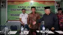Ketua Dewan Pertimbangan Majelis Ulama Indonesia (MUI) Pusat, Din Syamsuddin mempersilahkan Menko Polhukam Wiranto untuk duduk jelang konferensi pers di Gedung MUI, Jakarta Rabu (18/1). (Liputan6.com/Johan Tallo)
