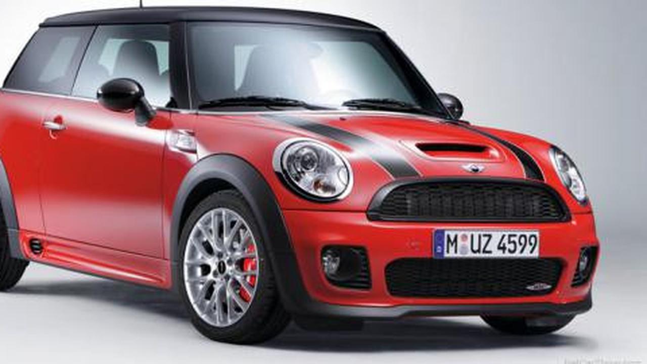 Pecahkan rekor dunia, 28 wanita jejali sebuah Mini Cooper