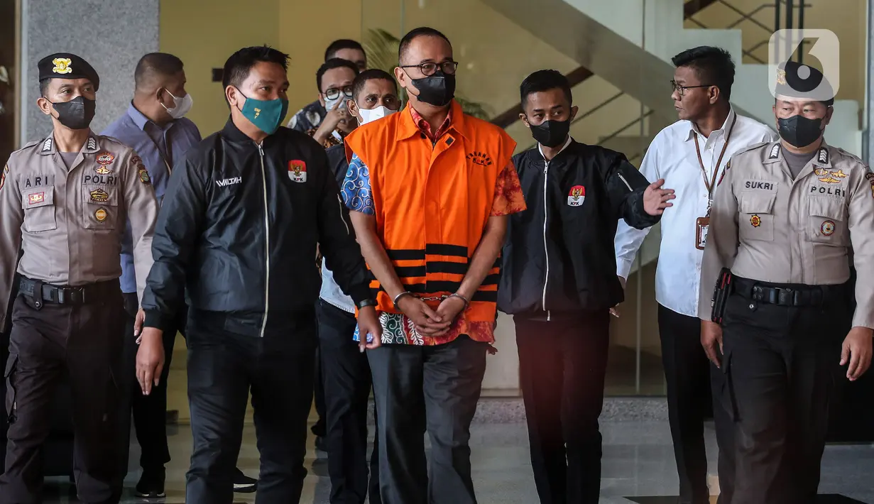 Mantan pejabat Direktorat Jenderal Pajak Kementerian Keuangan (DJP Kemenkeu) Rafael Alun Trisambodo memenuhi panggilan penyidik KPK. Dia datang didampingi tim kuasa hukumnya, Senin (3/4/2023). (Liputan6.com/Johan Tallo)