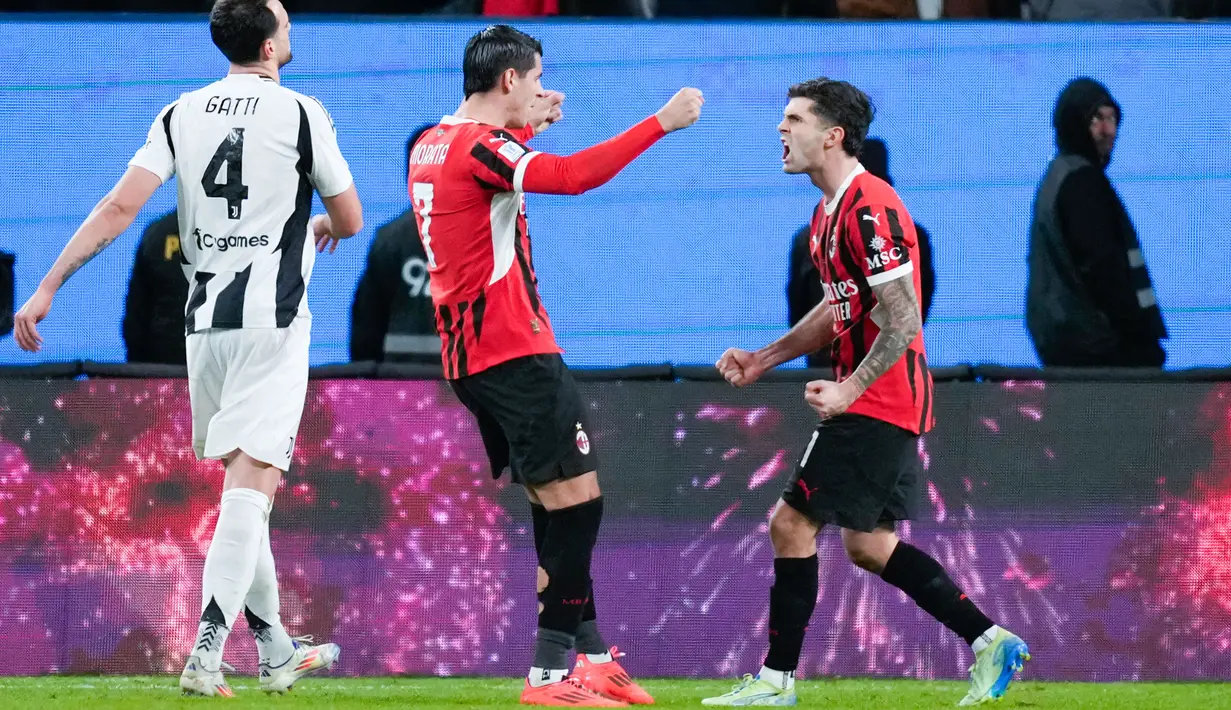 Pemain AC Milan, Alvaro Morata, dan Christian Pulisic, melakukan selebrasi setelah mencetak gol ke gawang Juventus dalam laga semifinal Supercoppa Italiana 2024 di Al Awwal Park, Riyadh, Sabtu (4/1/2025) dini hari WIB. (AP Photo/Altaf Qadri)