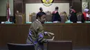 Terdakwa penerimaan suap terkait kerja sama pembangunan PLTU Riau-1, Idrus Marham usai menjalani sidang pembacaan tuntutan di Pengadilan Tipikor, Jakarta, Kamis (21/3). Idrus Marham dituntut hukuman 5 tahun penjara. (Liputan6com/Helmi Fithriansyah)