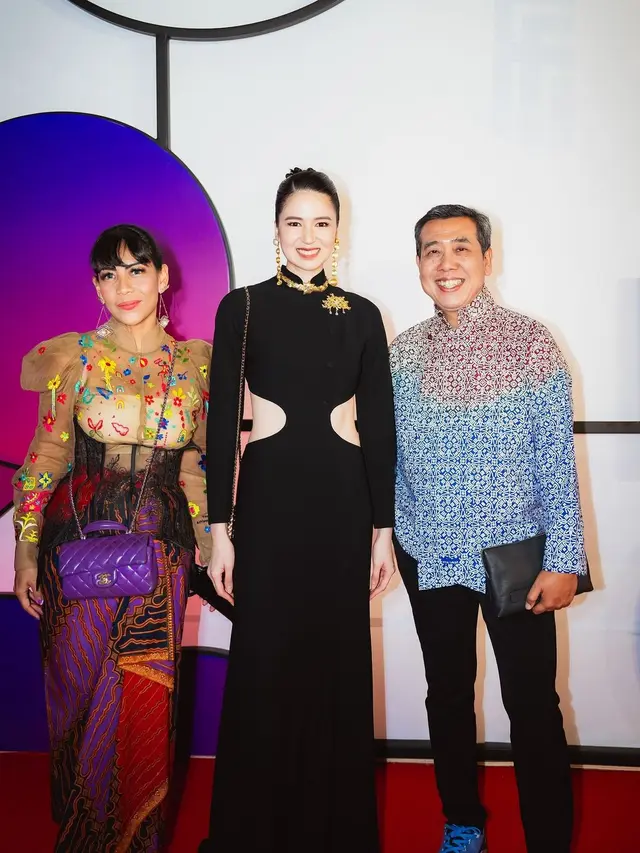 5 Potret Tampilan Anggun Laura Basuki dengan Cut Out Backless Dress Bersiluet Kebaya di FFI 2024