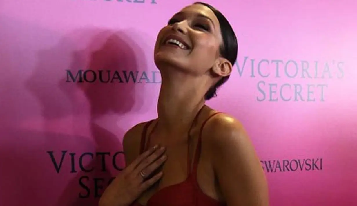 “Kemarin adalah hal yang tak disangka. Banyak hal yang dipersiapkan untuk mewujudkannya dan kami berhasil melakukannya dengan kerja sama sebuah tim. Aku bersukur dan bahagia. Aku pun tak berhenti tersenyum,” ungkap Bella Hadid. (AFP/Chandan Khanna