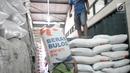 Pekerja memindahkan beras di pasar induk cipinang, Jakarta, Kamis (13/12). Direktur Pasar Induk Beras Cipinang Arief Prasetyo Adi memastikan, ketersediaan stok beras di pasar masih kategori aman jelang Natal dan Tahun Baru. (Liputan6.com/Angga Yuniar)