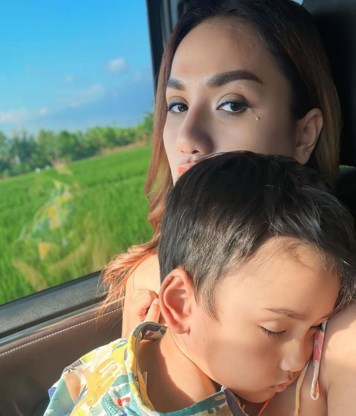 Tinggal di Bali, Tengku Dewi Putri Bagikan Rutinitas Jemput Anak yang Penuh Kejutan