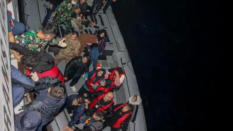 Aksi Heroik KRI Frans Kaisiepo-368, Satgas MTF TNI Evakuasi Korban Kapal Tenggelam di Laut Mediterania.