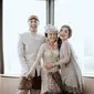 Penampilan Siti Badriah di pernikahan adik ipar. (Instagram/@sitibadriahh)