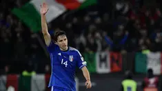 Penyerang Italia #14 Federico Chiesa merayakan gol ketiga timnya yang dicetak ke gawang Makedonia Utara pada duel lanjutan Kualifikasi Euro 2024 Grup C di Olimpico, Sabtu (18/11/2023) dini hari WIB. (Filippo MONTEFORTE / AFP)