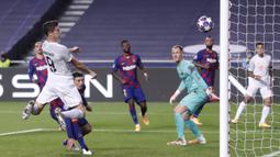 Penyerang Bayern Munchen, Robert Lewandowski, saat mencetak gol ke gawang Barcelona pada perempat final Liga Champions 2019/2020 di Estadio Da Luz, Sabtu (15/8/2020) dini hari WIB. Bayern Munchen menang telak 8-2 atas Barcelona. (AFP/Manu Fernandez/pool)