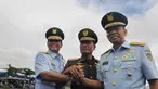 Marsekal Madya Agus Supriatna (kiri) resmi menjabat sebagai KASAU, Jakarta, Kamis (15/1/2015). (Liputan6.com/Herman Zakharia)