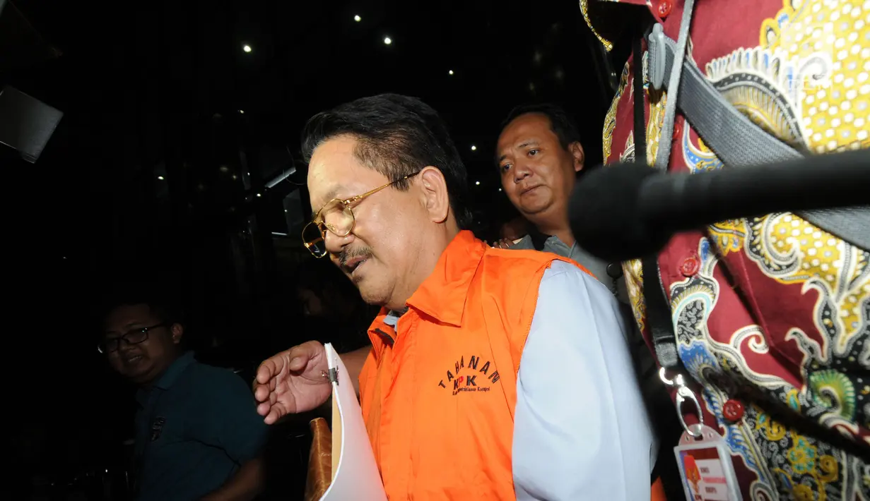 Pemilik PT Jasa Promix Nusantara dan PT Secilia Putri, Sibron Azis dikawal petugas usai menjalani pemeriksaan di gedung KPK, Jakarta, Jumat (25/1). Sibron Azis resmi ditahan 20 hari kedepan untuk memudahkan pemeriksaan. (merdeka.com/Dwi Narwoko)