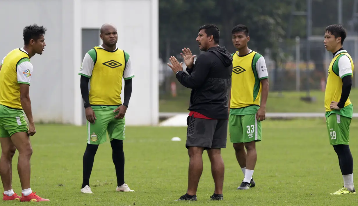 Pelatih Bhayangkara FC, Alfredo Vera, memberikan arahan kepada pemainnya saat latihan di Lapangan ABC Senayan, Jakarta, Rabu (13/2). Latihan ini merupakan persiapan Piala Indonesia dan Piala Presiden. (Bola.com/Yoppy Renato)