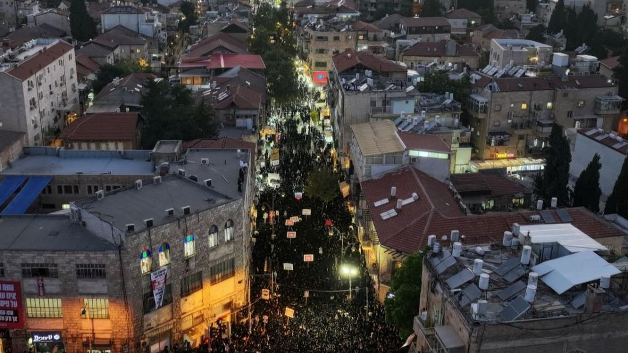 Ketegangan semakin memuncak ketika sejumlah pedemo menyerang mobil seorang Menteri Israel, yang kemudian memicu bentrokan dengan polisi. Foto: REUTERS / Ronen Zvulun<br>