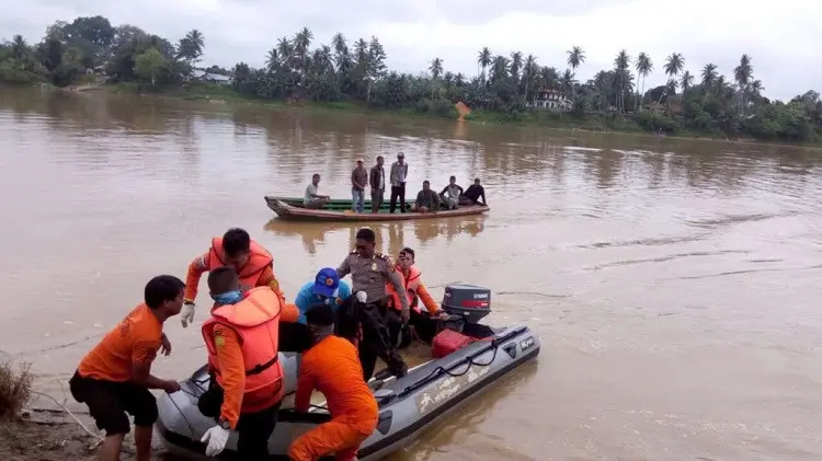 Tim SAR, polisi, TNI bersama warga berhasil menemukan korban yang mengapung di sungai dan diduga akibat diserang buaya. (Foto: Dok. Polres Tebo/B Santoso)