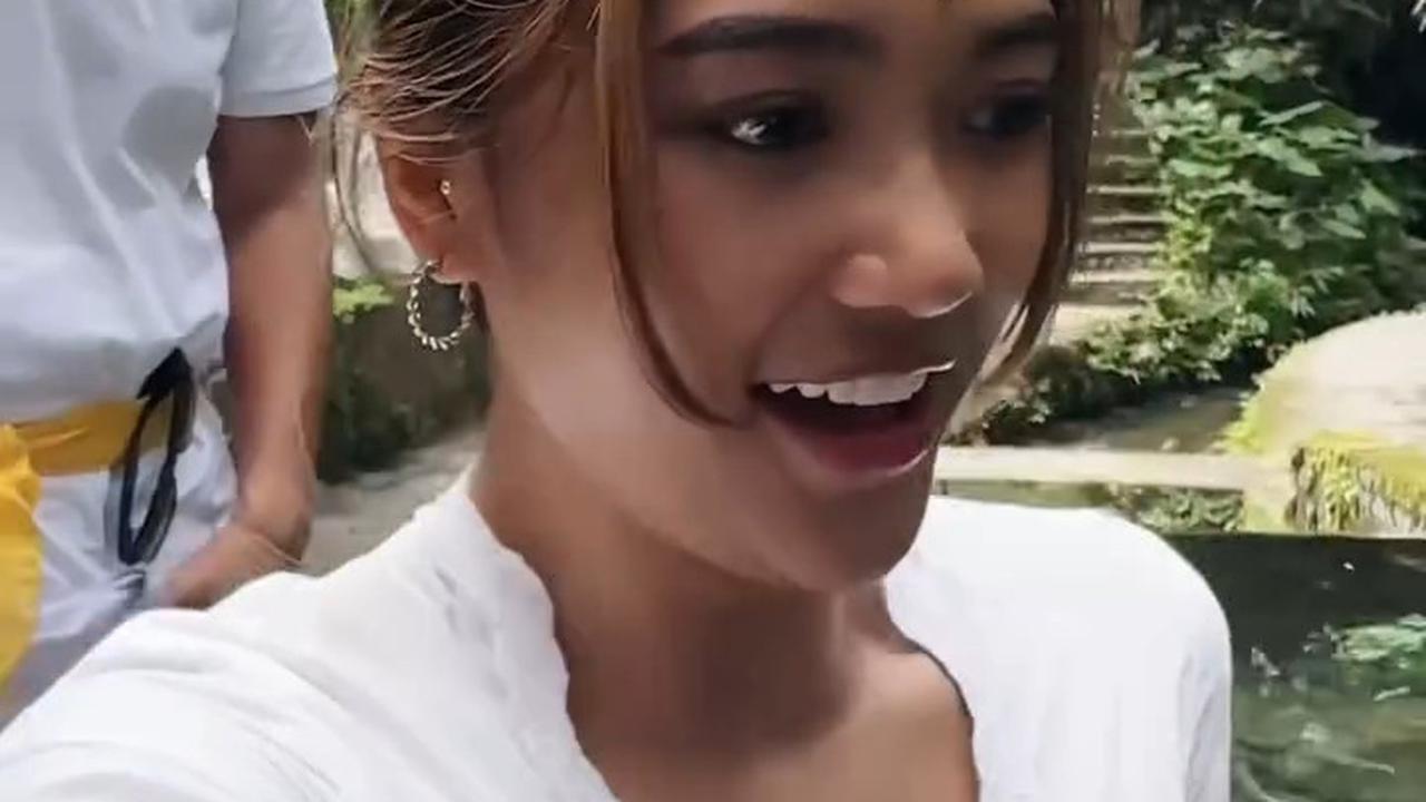 6 Potret Marion Jola Jalani Melukat di Bali Bareng Warga Lokal