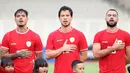 Pemain Timnas Indonesia, Shayne Pattynama (kiri), Thom Haye (tengah), dan Jordi Amat menyanyikan lagu kebangsaan Indonesia Raya sebelum laga uji coba melawan Tanzania di Stadion Madya, Senayan, Jakarta, Minggu (02/06/2024). (Bola.com/Abdul Aziz)