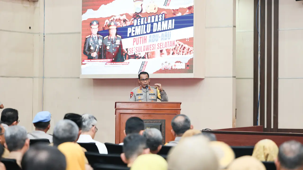 Kapolda Sulawesi Selatan (Sulsel) Irjen Pol Andi Rian R Djahadi menginisiasi deklarasi Pemilu Damai Tahun 2024 ‘Putih Abu Abu’ bersama Generasi Z Forum Osis se-Sulsel di ruang Pola kantor Gubernur Sulsel, Jalan Jenderal Urip Sumoharjo Panaikang, Kecamatan