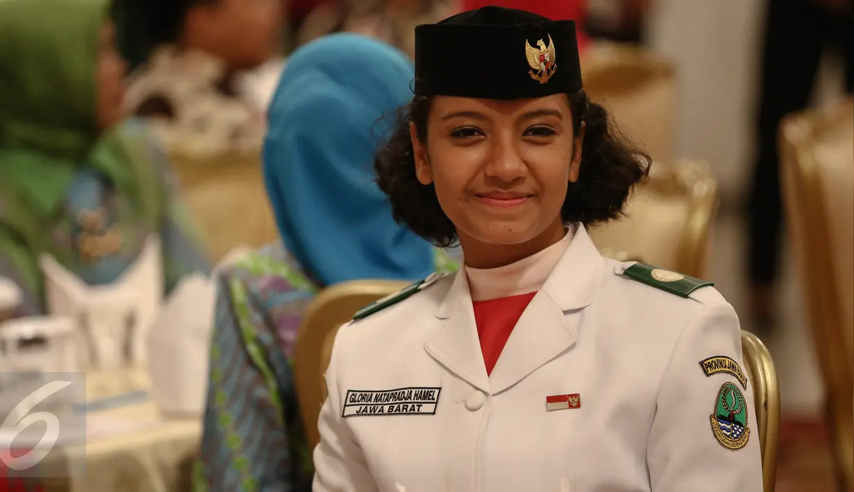 Anggota Paskibraka 2016, Gloria Natapradja saat menghadiri acara silaturahmi Presiden dengan Teladan Nasional di Istana Negara, Jakarta, Kamis (18/8).(Liputan6.com/Faizal Fanani)