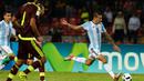 Pemain Argentina, Angel Di Maria mencoba melakukan tembakan ke arah gawang saat melawan Venezuela pada kualifikasi Piala Dunia 2018 zona Conmebol di Merida, Venezuela, (7/9/2016) WIB. (AFP/Federico Parra)