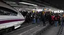 Ratusan massa pro-kemerdekaan Catalonia saat memblokir rel kereta api di Stasiun Sants di Barcelona (8/11). Pengunjuk rasa memblokir jalan dan jalur kereta api setelah para pemimpin separatis ditahan di Madrid. (AFP Photo/Lluis Gene)