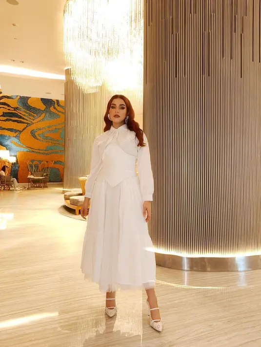 Outfit ini ditutup dengan stiletto mules dari Malone Souliers seharga Rp9jutaan [@tasyafarasya]