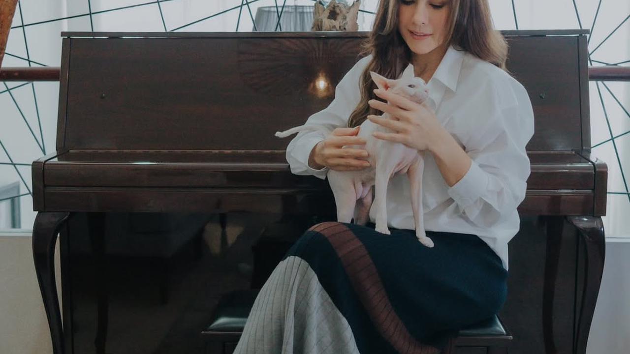 Potret Wulan Guritno dengan Kucing Kesayangan yang Baru Saja Melahirkan