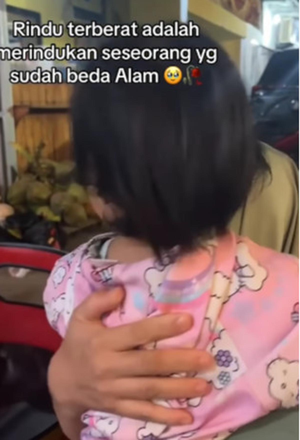 Momen Haru Ibu Rindu Mendiang Anaknya