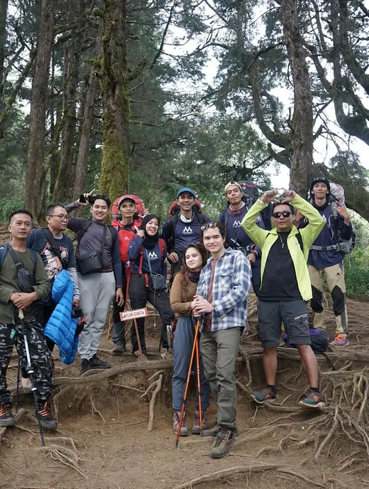 Tidak hanya itu, mereka juga membagikan beberapa video pendek yang memperlihatkan suasana ceria dan kebersamaan mereka sepanjang perjalanan. Tidak hanya berdua, pendakian ini dilakukan bersama sebuah rombongan yang membuat keseruan semakin komplit. Tawa dan canda yang terlihat dalam video tersebut menambah kesan manis dan hangat dari momen pendakian ini.(Liputan6.com/IG/@tissabiani)