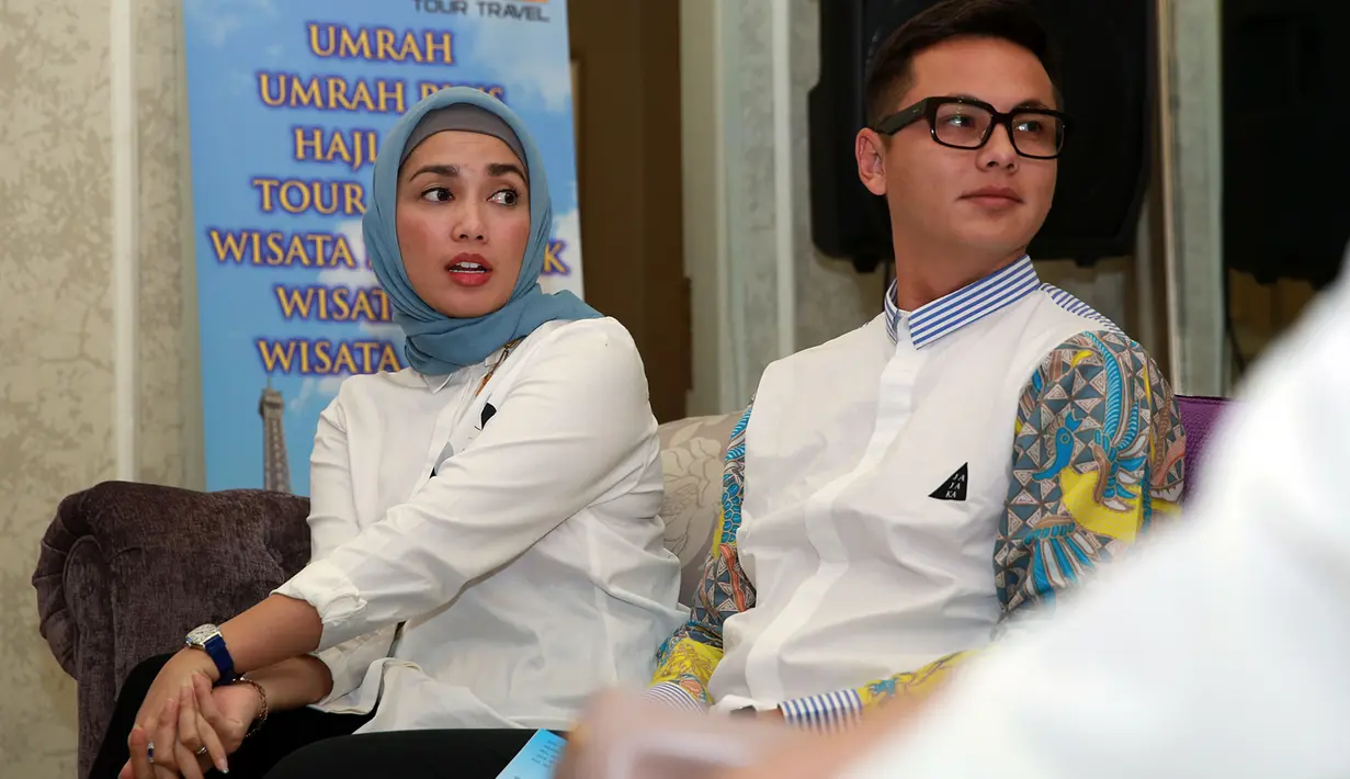 Ussy Sulistiawaty menjelaskan jika ibadah umroh bukanlah hanya tentang uang, namun ibadah di sana membutuhkan fisik yang kuat. Di sana tentunya akan kerja keras sehingga perlu minum obat serta vitamin. (Deki Prayoga/Bintang.com)