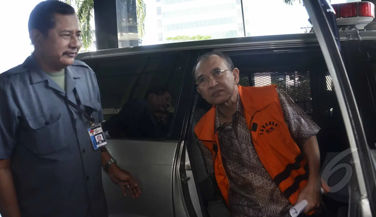 Suryadharma Ali saat tiba di KPK untuk menjalani pemeriksaan lanjutan, Jakarta, Rabu (13/5/2015). SDA diperiksa terkait dugaan kasus korupsi penyelenggaraan ibadah haji tahun 2010-2011. (Liputan6.com/Helmi Afandi)