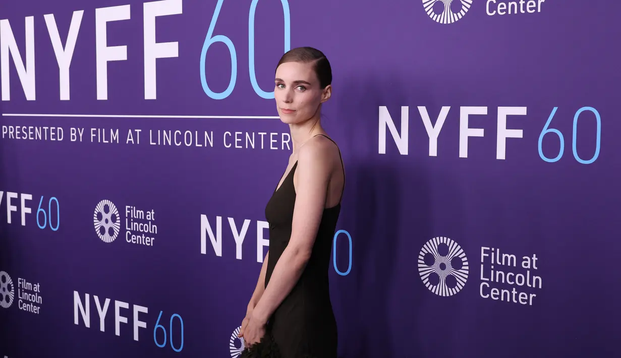 Rooney Mara berpose saat menghadiri pemutaran perdana "Women Talking" selama Festival Film New York ke-60 di Alice Tully Hall di New York pada Senin, 10 Oktober 2022. Dia berdiri di atas sepatu hak tinggi hitam. (Cindy Ord/Getty Images untuk FLC/AFP)