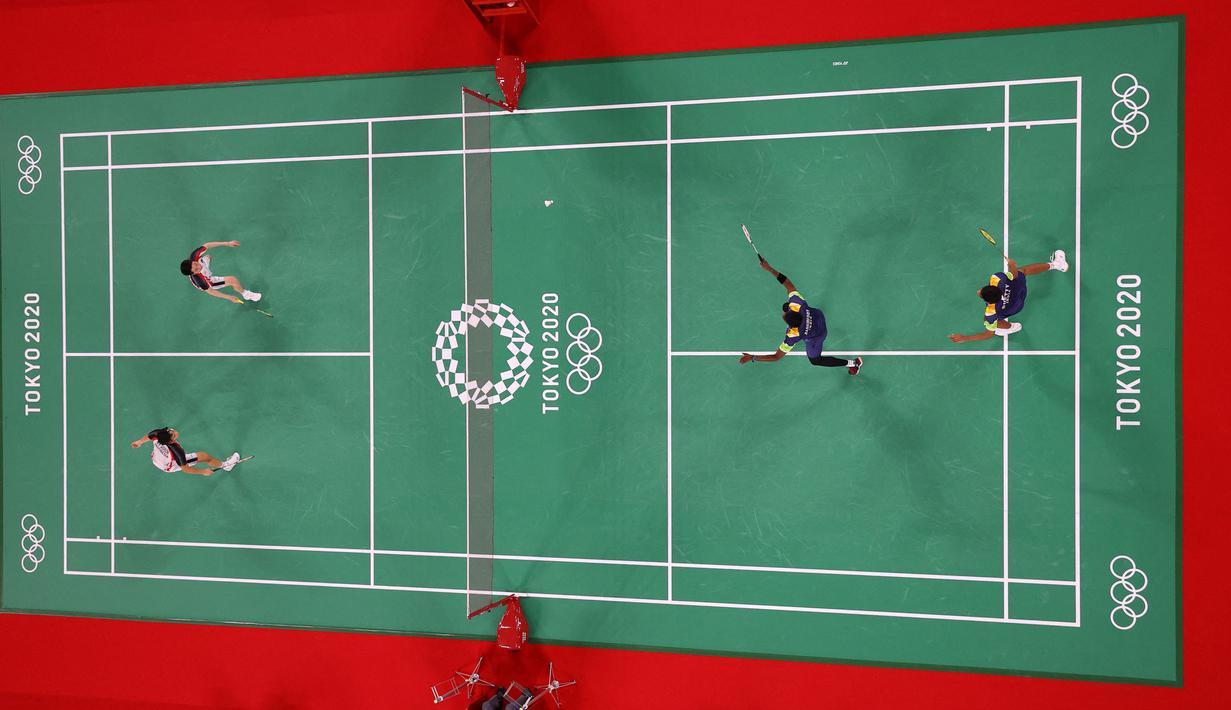 Pasangan Satwiksairaj/Chirag mampu mengimbangi permainan di gim kedua. Mereka beberapa kali mampu ungguli skor Marcus/Kevin di awal. Namun, perlahan pasangan nomor satu dunia itu mampu membalikkan keadaan hingga interval gim kedua menjadi 11-8. (Foto: AFP/Pool/Lintao Zhang)