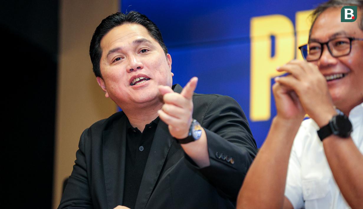 Ketua Umum PSSI, Erick Thohir berbincang dengan Ketua Badan Tim Nasional (BTN) Sumardji saat konferensi pers mengenai perkembangan Timnas Indonesia Putri yang berlangsung di Stadion Utama Gelora Bung Karno (SUGBK), Senayan, Jakarta, Sabtu (21/09/2024). (Bola.com/Bagaskara Lazuardi)