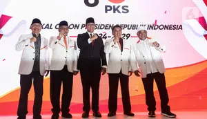 Bakal calon presiden 2024-2029 yang diusung PKS, Anies Rasyid Baswedan (tengah) berpose bersama Presiden PKS Ahmad Syaikhu (kedua kiri), Wakil Ketua Majelis Syura Mohammad Sohibul Iman (kedua kanan), Sekjen Aboe Bakar Alhabsyi (kanan), dan Bendahara Umum Mahfudz Abdurrahman (kiri) usai pembacaan hasil keputusan Musyawarah Majelis Syuro VIII PKS di Jakarta, Kamis (23/2/2023). PKS secara resmi mendukung Anies Baswedan sebagai bakal calon presiden tahun 2024-2029. (Liputan6.com/Johan Tallo)