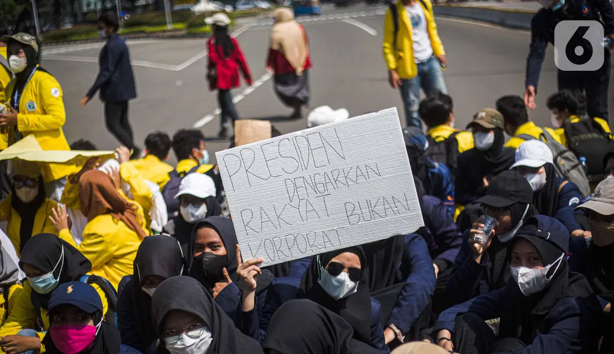 Mahasiswa yang tergabung dalam Aliansi BEM Seluruh Indonesia melakukan aksi di kawasan Patung Kuda, Jakarta, Senin (28/3/2022). Protes tersebut seperti kelangkaan bahan pokok, pemindahan ibu kota negara, penundaan Pemilu 2024 serta perpanjangan masa jabatan Presiden. (Liputan6.com/Faizal Fanani)