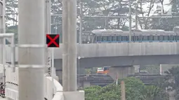 Kereta mass rapid transit (MRT) saat tiba di depo  MRT Lebak Bulus, Jakarta, Selasa (28/8). Selama lima minggu, kereta akan bertahap diuji coba dari Depo Lebak Bulus hingga ke titik naik penumpang di stasiun. (Liputan6.com/Herman Zakharia)