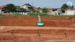 Anak-anak bermain di sekitar pembangunan proyek jalan tol Depok-Antasari di Limo, Depok, Rabu (19/6/2019). Adanya proyek itu diduga menjadi penyebab dua RT mengalami kekeringan sejak dua bulan terakhir, meskipun kejadian serupa belum pernah terjadi sebelumnya. (Liputan6.com/Immanuel Antonius)
